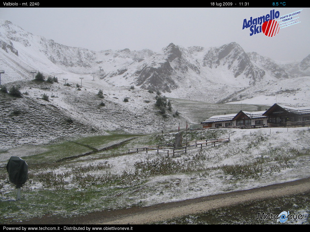 Neve di luglio al rifugio Valbiolo 2200m (Adamello)