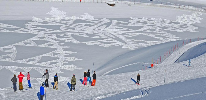 sciatori guardano cerchio di neve