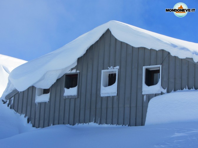 rifugio verena sepolto dalla neve