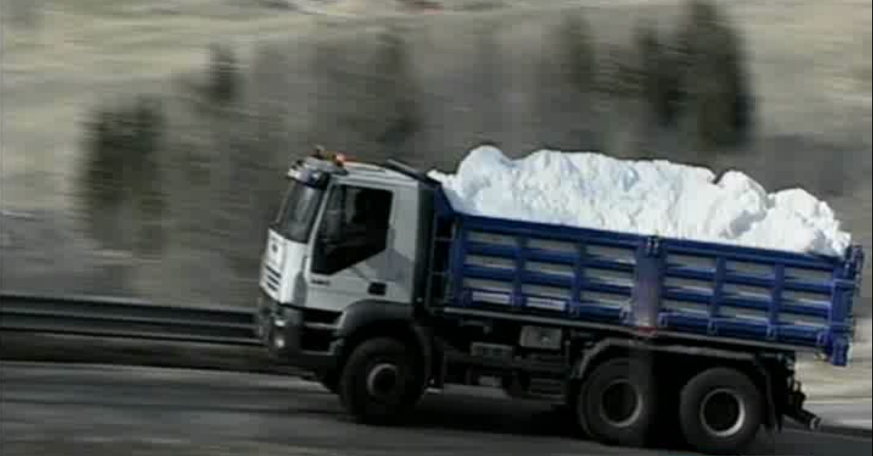 Camion portano la Neve sul Faloria per continuare la stagione sciistica