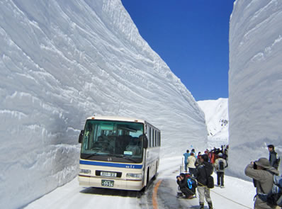 Muri di Neve alti 10 metri, i Bus che attraversano la Tateyama Route