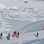 sciatori guardano cerchio di neve