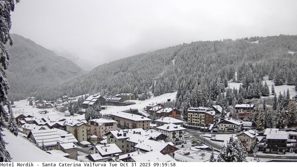 Torna la neve sulle Alpi, nevicate fino a 1700 metri e prime aperture degli impianti sciistici