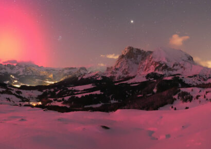 Aurora Boreale sulle Dolomiti: Un Incantevole Spettacolo Rosa colora le Montagne Patrimonio dell’Umanità