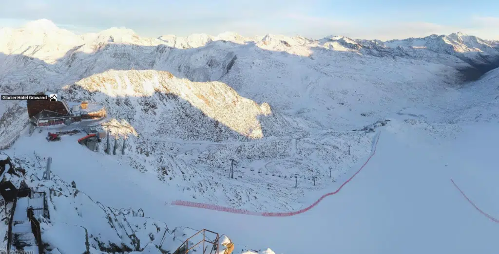 Panorama del ghiacciaio della Val Senales con piste innevate e impianti di risalita