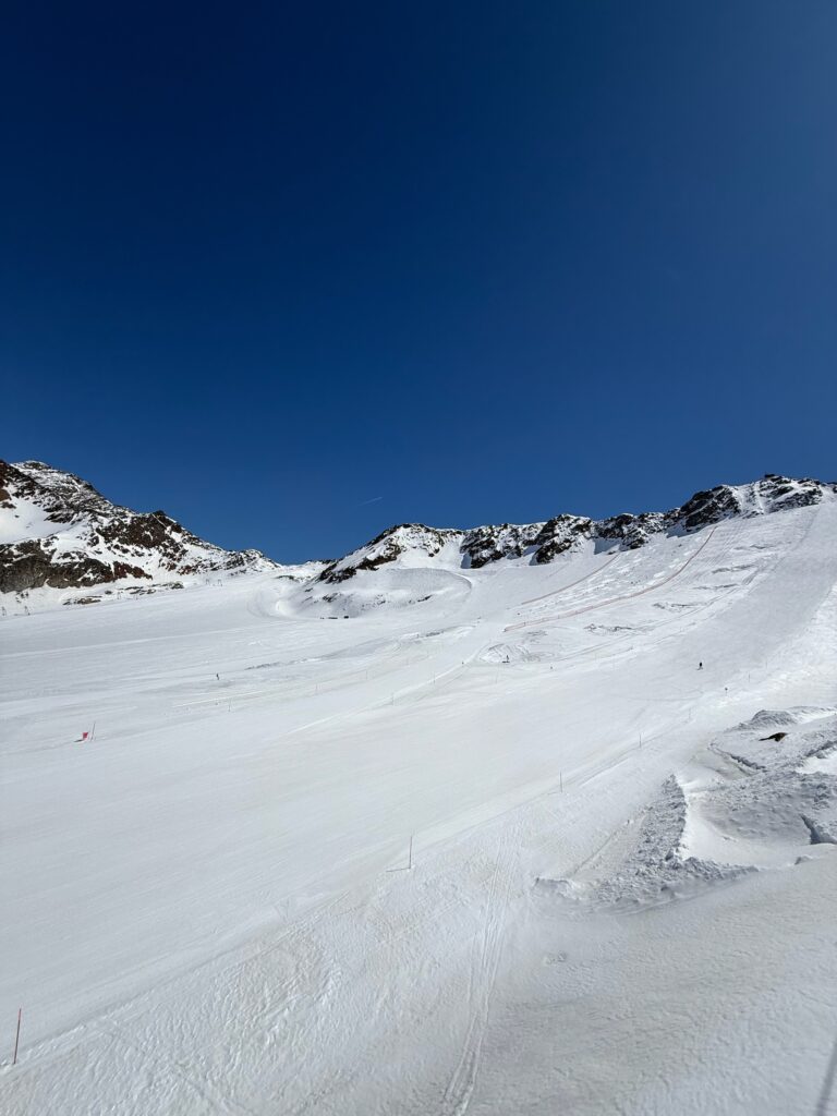 Panorama del ghiacciaio della Val Senales con piste innevate e montagne